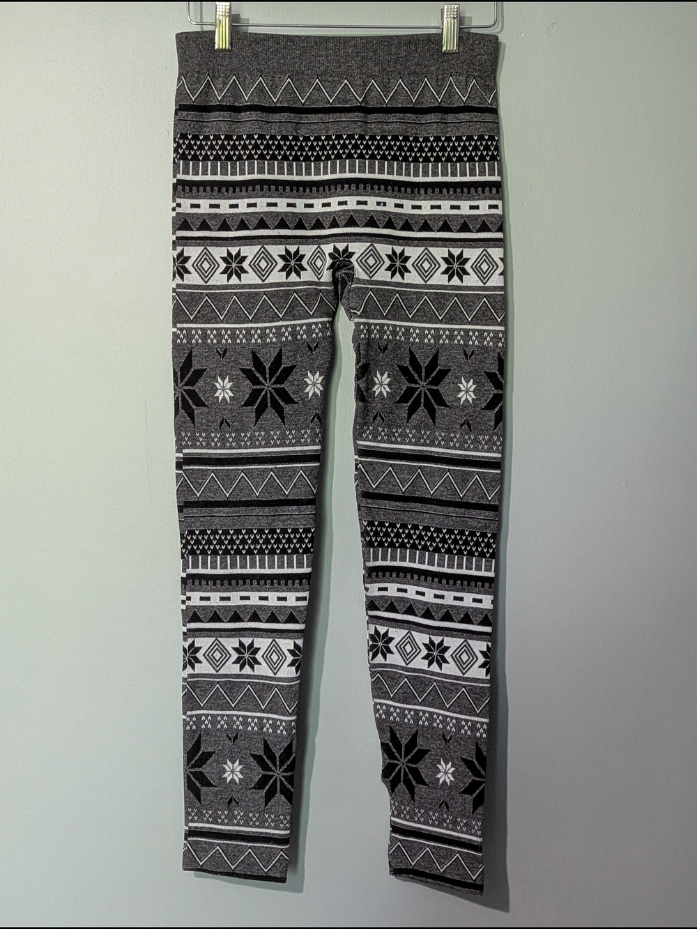 Cabin Fever Women's Black & Gray Fair Isle Snowflake Patterned Leggings‎